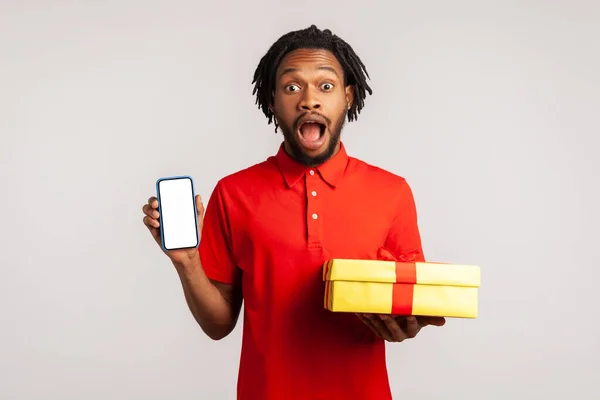 Unglaubliches Urlaubsgeschenk Bonus Für Handynutzer Schockierter Mann Rotem Lässigem Shirt — Stockfoto