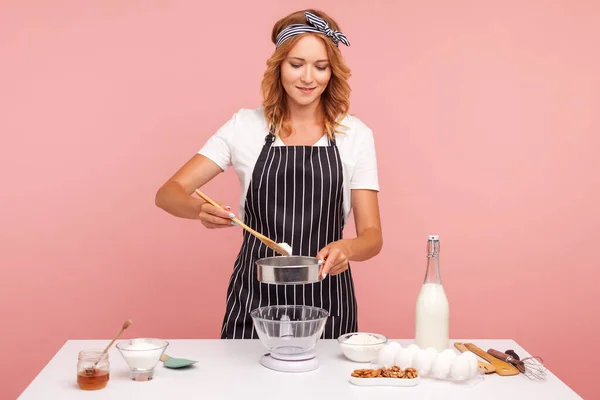 Snygg Koncentrerad Kvinnlig Bagare Förbereda Bakverk Lägga Mjöl Att Sålla — Stockfoto