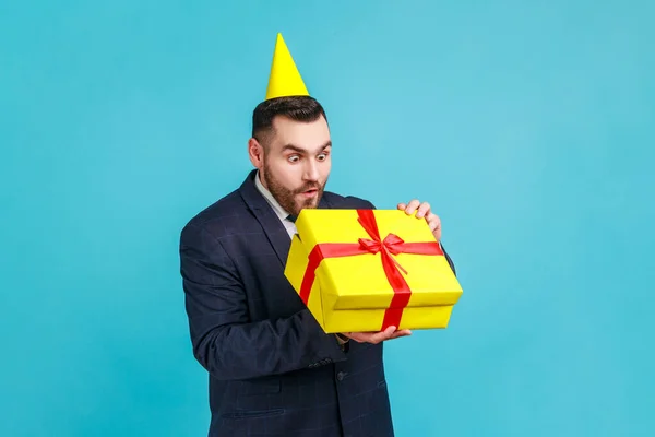 Empresário Terno Estilo Oficial Com Cone Festa Cabeça Presente Abertura — Fotografia de Stock