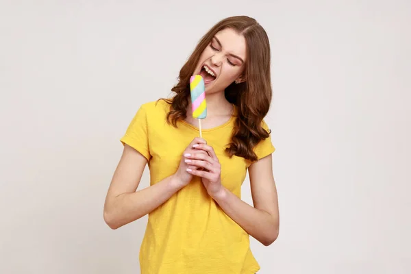 Muchacha Adolescente Emocionada Amarillo Estilo Casual Camiseta Mordiendo Helado Tiene — Foto de Stock