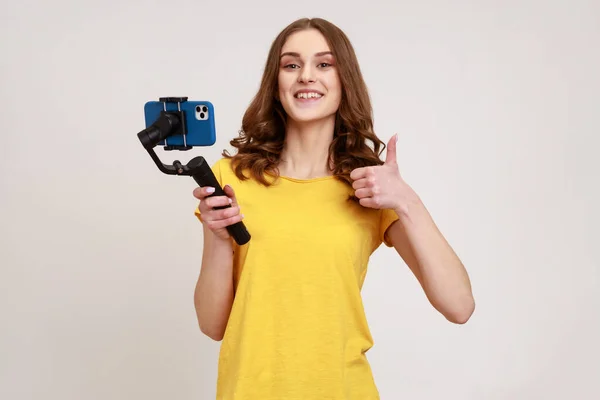 Egy Boldog Pozitív Tinédzser Lány Portréja Sárga Pólóban Telefonnal Stabilizátoron — Stock Fotó