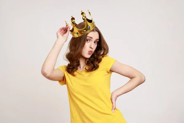 Portré Fiatal Elégedett Gyönyörű Hercegnő Tizenéves Lány Visel Sárga Póló — Stock Fotó