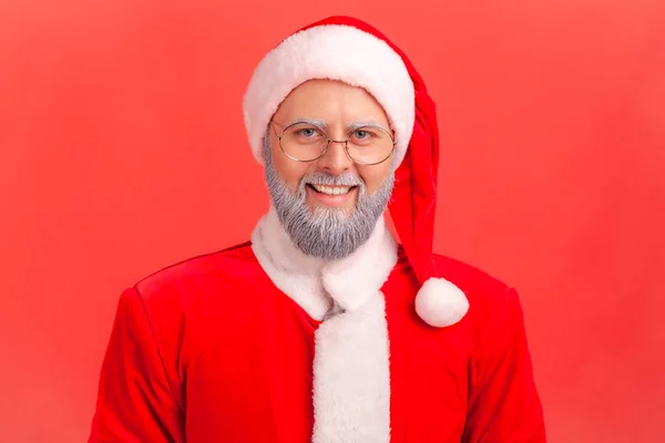 Anciano Positivo Con Barba Gris Con Traje Santa Claus Mirando — Foto de Stock