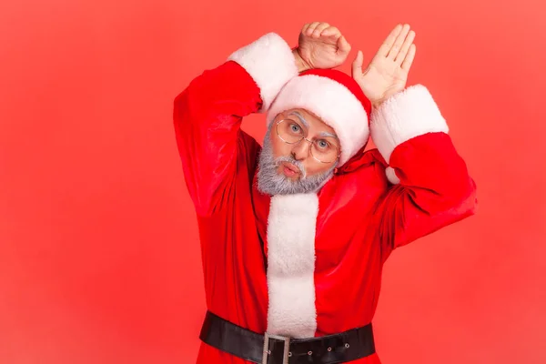 Rolig Äldre Man Med Grått Skägg Bär Tomte Klo Kostym — Stockfoto