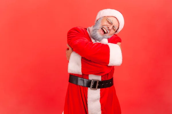 Ein Älterer Mann Mit Grauem Bart Weihnachtsmann Kostüm Umarmt Sich — Stockfoto