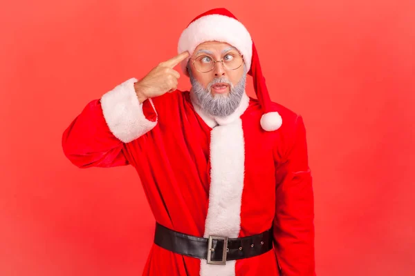 Noel Baba Kostümlü Gri Sakallı Yaşlı Adam Gözlerini Şaşı Yaptı — Stok fotoğraf