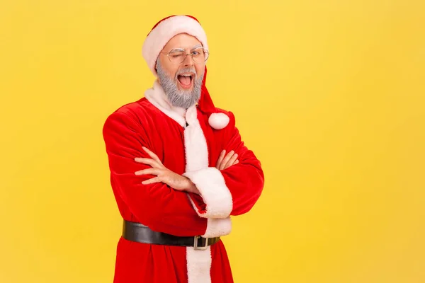 Noel Baba Kostümlü Mutlu Yaşlı Adam Kollarını Kavuşturmuş Kameraya Bakıyor — Stok fotoğraf