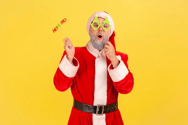 Excited Elderly Man Gray Beard Wearing Santa Claus Costume Holding — Stock Photo, Image