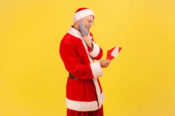 Porträt Eines Älteren Mannes Mit Grauem Bart Weihnachtsmann Kostüm Der — Stockfoto