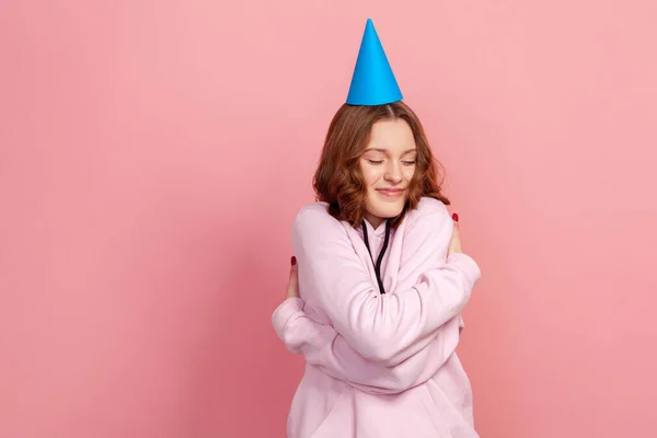 Retrato Egoísta Encaracolado Adolescente Com Capuz Com Cone Festa Cabeça — Fotografia de Stock