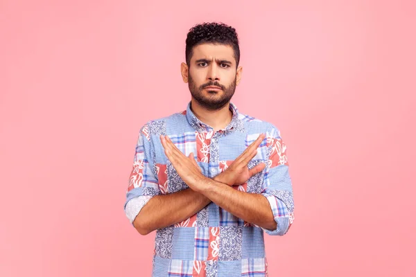 Nunca Sem Compromissos Retrato Homem Barbudo Insatisfeito Camisa Azul Cruzando — Fotografia de Stock