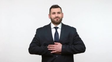 Siyah takım elbiseli iş adamı karın ağrısı, şişmiş mide iltihabı, pankreas iltihabı, peptik ülser hastalığı ya da asit hazımsızlığı çekiyor. Gri arka planda izole edilmiş kapalı stüdyo görüntüleri.