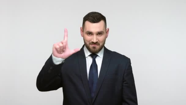 Baard Zakenman Zwarte Officiële Stijl Pak Staan Met Vinger Teken — Stockvideo