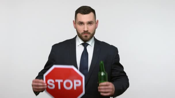 Portret Przystojnego Brodatego Biznesmena Czarnym Garniturze Trzymającego Butelkę Alkoholem Czerwonym — Wideo stockowe