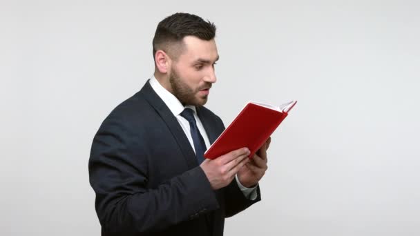 Портрет Симпатичного Бородатого Бизнесмена Черном Официальном Костюме Стоящего Читающего Книгу — стоковое видео