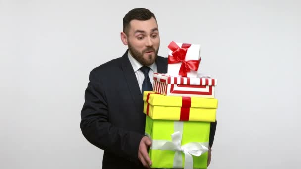 Optimistischer Bärtiger Geschäftsmann Schwarzen Dienstanzug Der Einen Großen Stapel Verpackter — Stockvideo