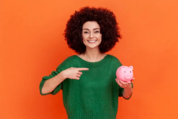 Donna Positiva Con Acconciatura Afro Indossa Maglione Verde Suggerendo Mettere — Foto Stock