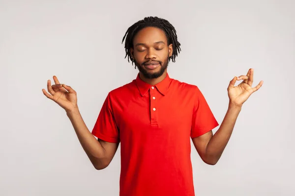 Ritratto Uomo Barbuto Rilassato Con Dreadlocks Che Indossa Shirt Rossa — Foto Stock