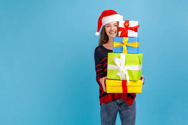 Positieve Vrolijke Vrouw Met Golvend Haar Gestreepte Casual Stijl Trui — Stockfoto