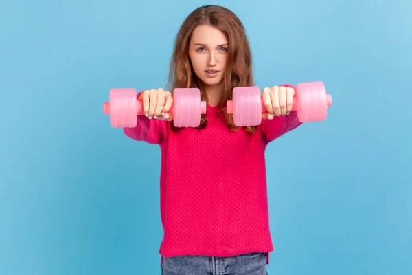 Winzige Selbstbewusste Frau Mit Welligem Haar Und Rosa Pullover Die — Stockfoto