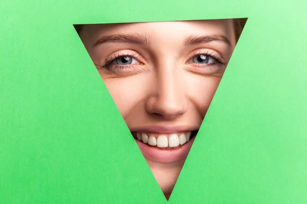 Glad Leende Kvinna Med Vita Tänder Och Fräsch Ren Hud — Stockfoto