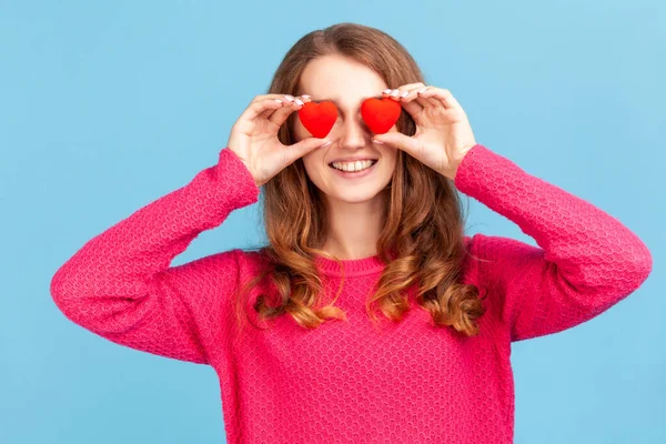 Pozitivní Žena Vlnitými Vlasy Růžovém Svetru Úsměvem Kamery Zakrývající Oči — Stock fotografie
