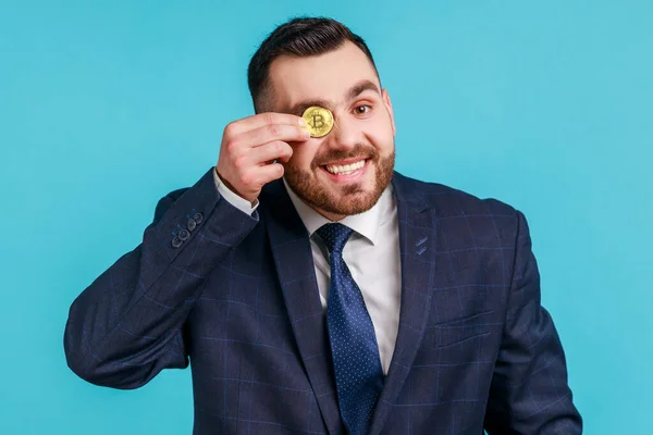 Retrato Homem Negócios Feliz Vestindo Terno Estilo Oficial Escuro Cobrindo — Fotografia de Stock