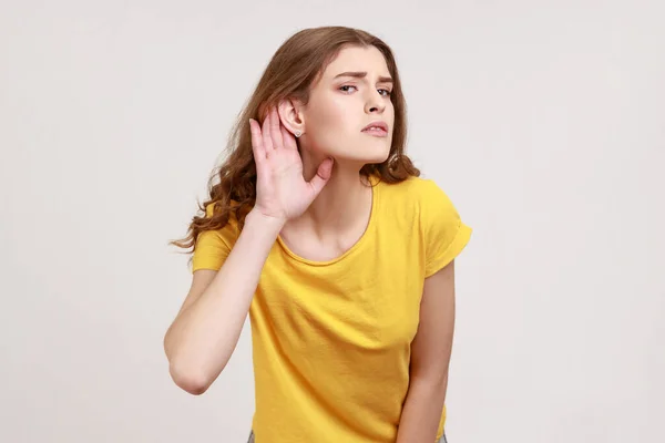 Qué Oigo Retrato Niña Camiseta Amarilla Sosteniendo Mano Cerca Oreja —  Fotos de Stock