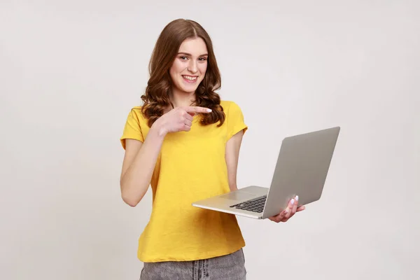 Chica Alegre Positivo Adolescente Amarillo Casual Estilo Camiseta Señalando Dedo — Foto de Stock