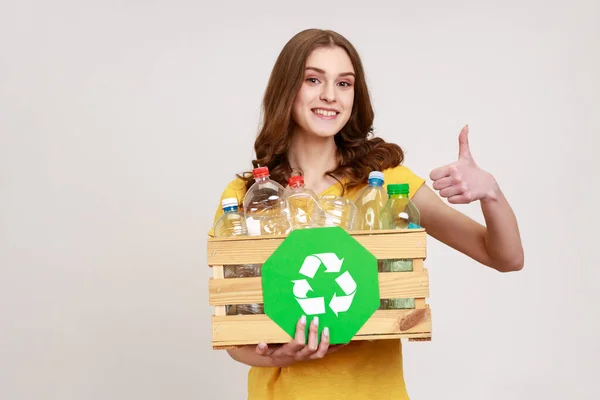 Recycling Mülltrennung Und Nachhaltigkeitskonzept Lächelnde Junge Frau Gelbem Shirt Die — Stockfoto