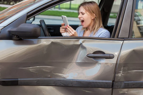 Profilo Arrabbiato Disperato Femmina Con Capelli Biondi Tenendo Smart Phone — Foto Stock