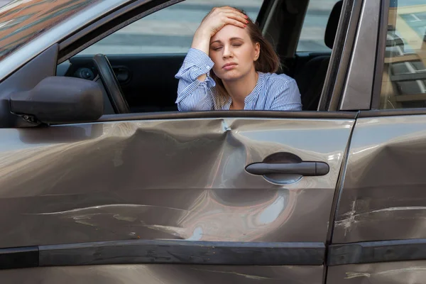 Nie Jedź Pijaku Pijana Lub Ranna Kobieta Siedząca Rozbitym Samochodzie — Zdjęcie stockowe