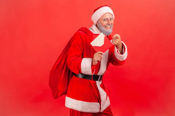 Happy Smiling Elderly Man Wearing Santa Claus Costume Standing Beg — Stock Photo, Image