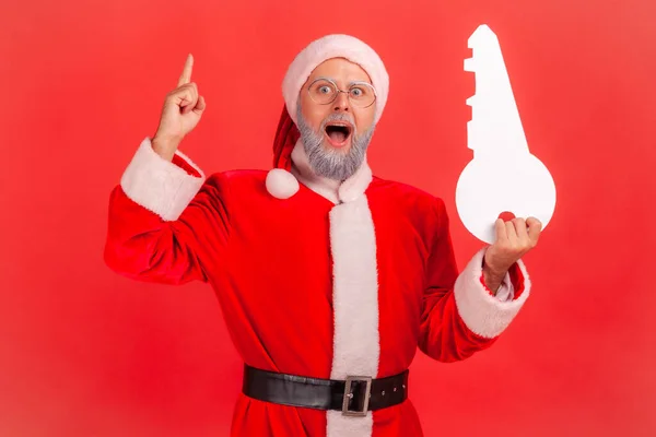 Ağzı Açık Duran Elinde Kağıt Anahtarla Noel Baba Kostümü Giyen — Stok fotoğraf