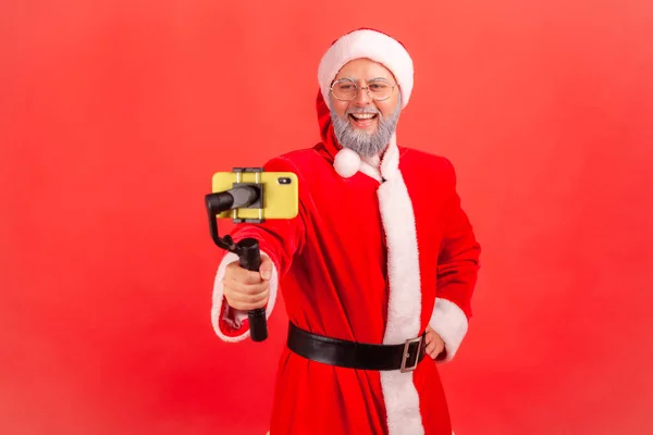 Attraktiver Älterer Mann Mit Grauem Bart Weihnachtsmann Kostüm Mit Steadicam — Stockfoto