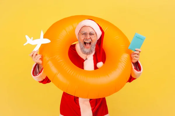 Hombre Mayor Emocionado Con Barba Gris Traje Santa Claus Pie —  Fotos de Stock