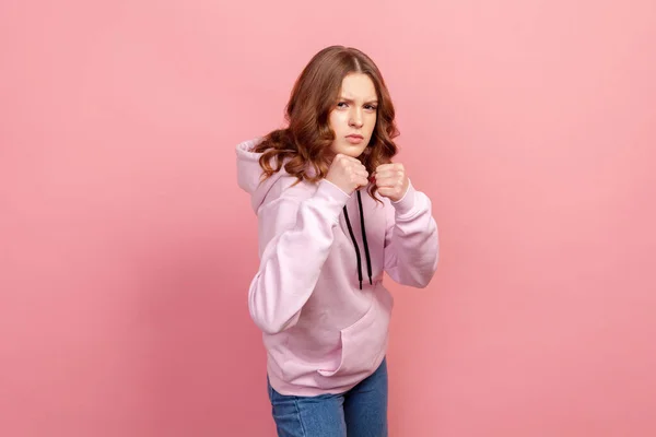 Portret Van Een Boze Tienervrouw Hoodie Met Gebalde Vuisten Woedende — Stockfoto