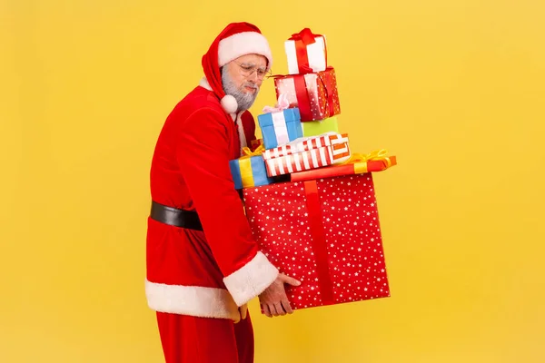 Noel Baba Kostümü Giyen Hediyelerle Dolu Kutular Taşıyan Noel Kutlamalarına — Stok fotoğraf