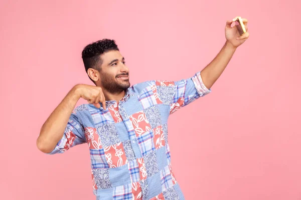 Joven Hombre Barbudo Adulto Con Camisa Azul Hablando Videollamada Apuntando — Foto de Stock