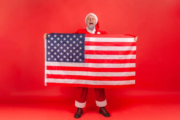 Brüllender Älterer Mann Mit Grauem Bart Weihnachtsmann Kostüm Mit Flagge — Stockfoto