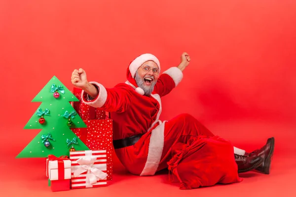 Homem Idoso Excitado Com Barba Cinza Vestindo Traje Papai Noel — Fotografia de Stock