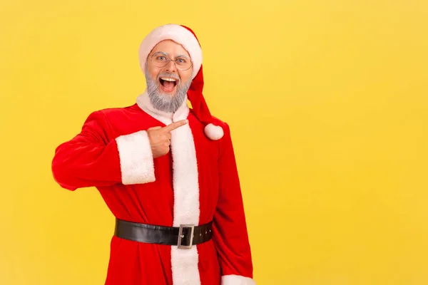 Positieve Opgewonden Oudere Man Met Grijze Baard Dragen Kerstman Kostuum — Stockfoto