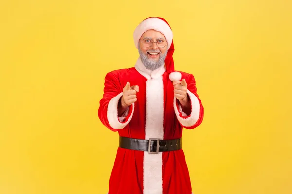Hoş Görünümlü Gri Sakallı Noel Baba Kostümü Giyen Kameraya Gülümseyen — Stok fotoğraf