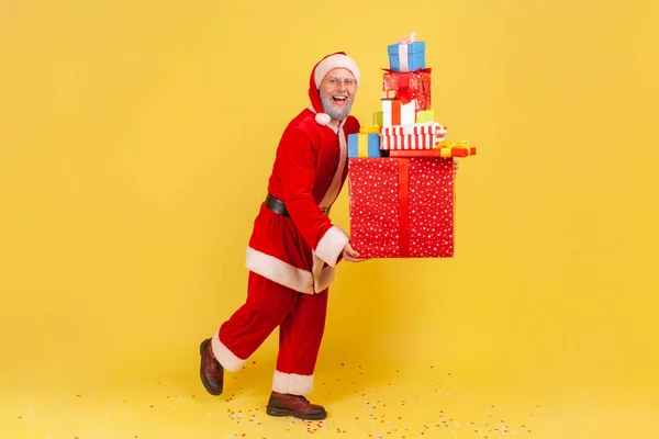 Ganztägiges Porträt Eines Älteren Mannes Mit Grauem Bart Weihnachtsmannkostüm Der — Stockfoto