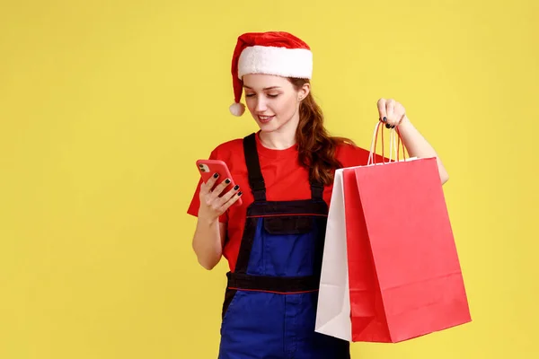 Kvinna Kurir Hålla Shoppingväskor Och Chatta Med Kunden Mobiltelefon Eller — Stockfoto