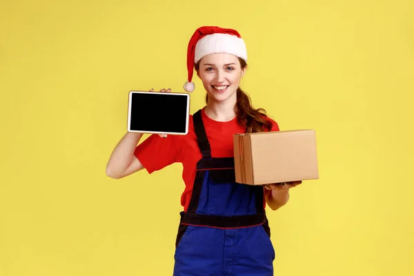 Courier Mulher Santa Chapéu Segurando Caixa Papelão Tablet Com Exibição — Fotografia de Stock