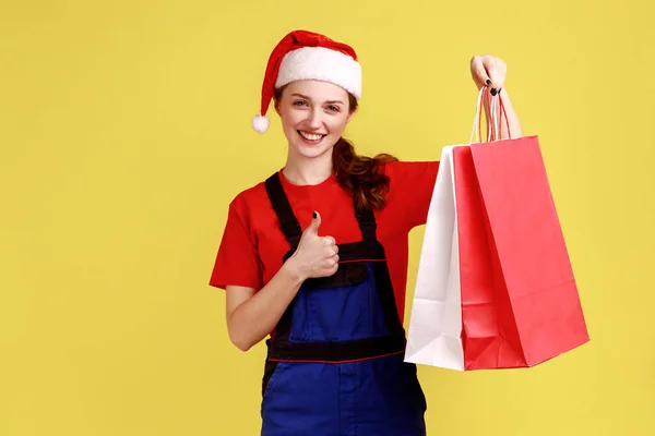 Correio Feminino Feliz Segurando Sacos Compras Mostrando Polegar Para Cima — Fotografia de Stock