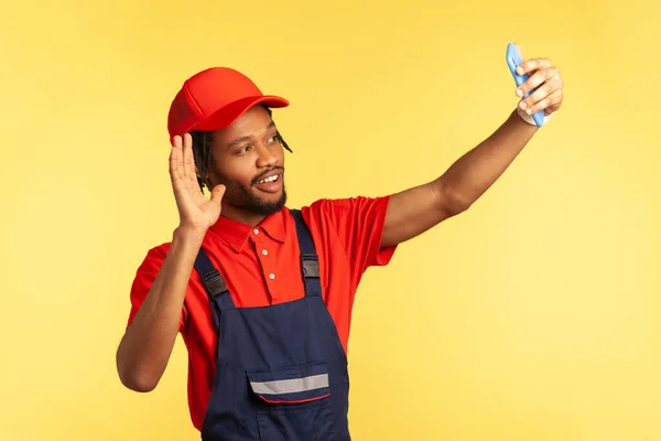 Lächelnder Freundlicher Arbeiter Blauen Overalls Der Ein Selfie Macht Oder — Stockfoto