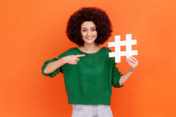 Viral Hashtag Onnistunut Bloggaaminen Hymyilevä Nainen Afro Kampauksen Yllään Vihreä — kuvapankkivalokuva