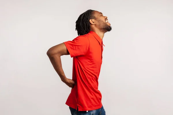 Zijaanzicht Van Man Met Dreadlocks Rode Casual Stijl Shirt Houdt — Stockfoto